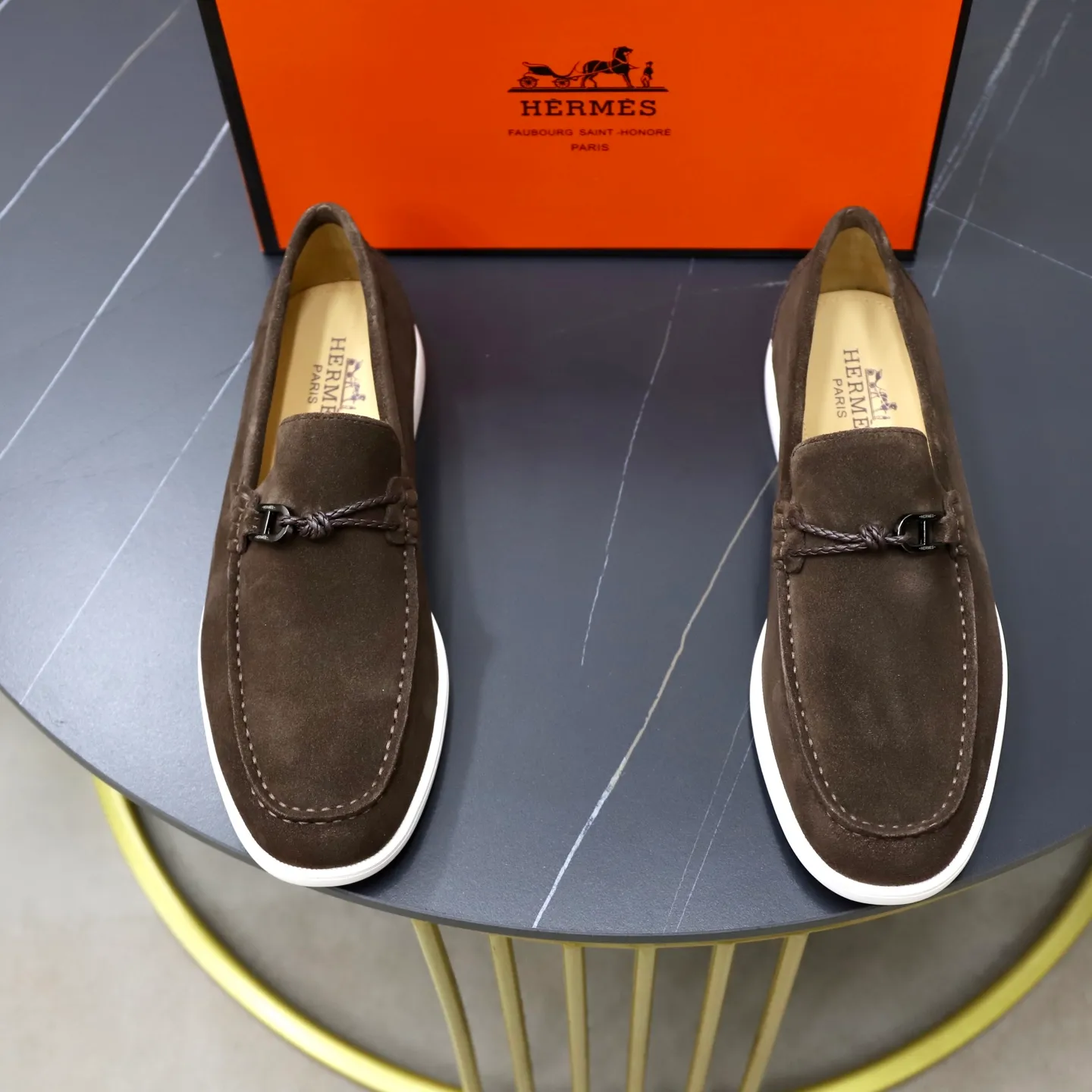 Ex-factory price: 540💰Hermès/Hermès slip-on men's shoes. This shoe is made of imported cow suede leather, with simple and smooth lines, and a 3CM rubber foam ultra-light sole combined with aerodynamic design! Youthful and fashionable, H button decoration, contrasting leather embellishment on the heel, calf lining to gently wrap your feet, with embossed logo cowhide feet, leather rock strips, casual and urban style, highlighting youthful vitality, sports and leisure version, super versatile Size number: 38-39-40-41-42-43-44 Standard leather shoe size (45 can be customized but does not support returns)